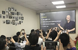 У������